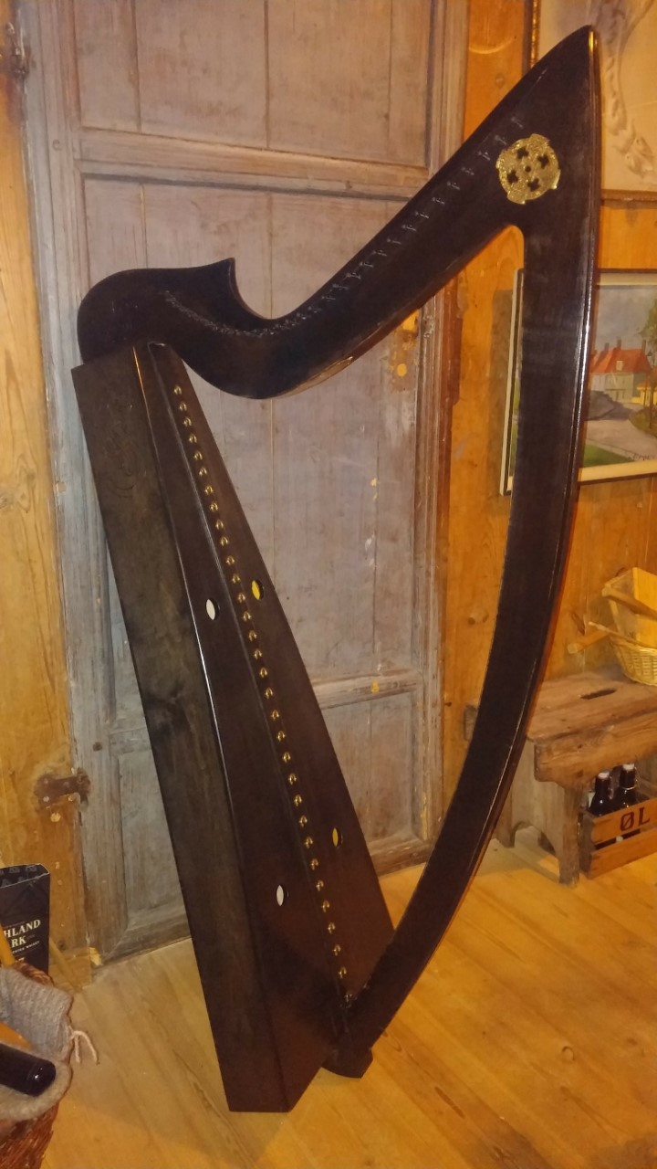Stor keltisk harpe. Resonanskasse og hals av lønn. Large celtic harp, made of maple.