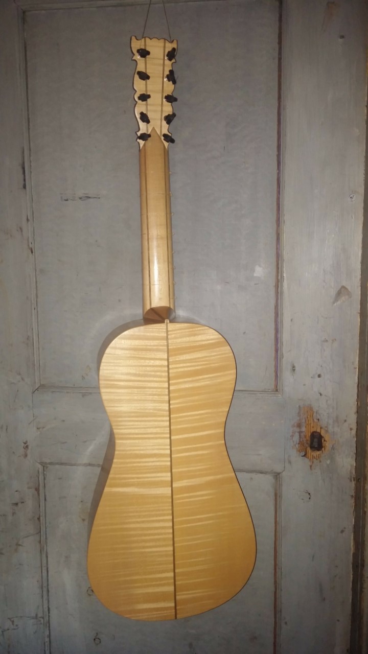 Barokkgitar, flammelønn rygg. Baroque guitar, flamed maple back.