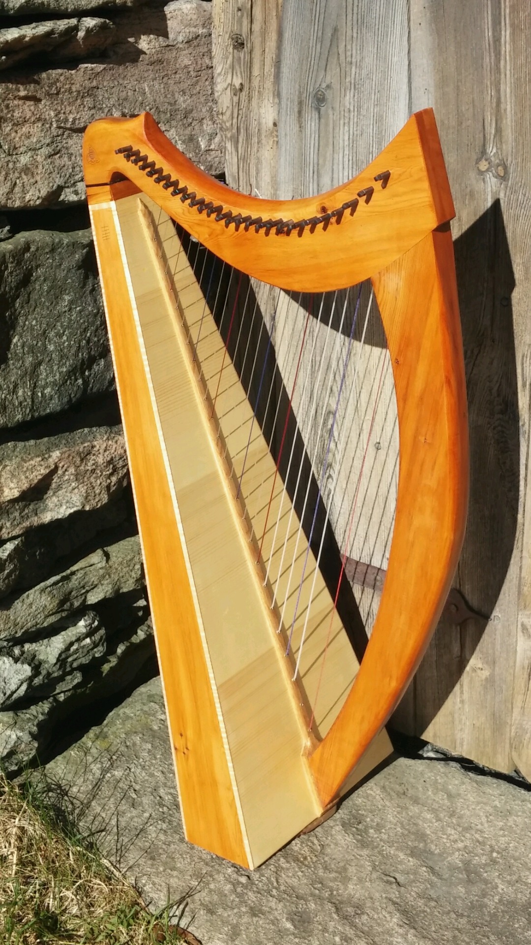Mindre keltisk harpe. Lok av heiltre gran, resonanskasse sider, botn og hals av barlind. Small celtic harp built with yew wood and spruce soundboard.