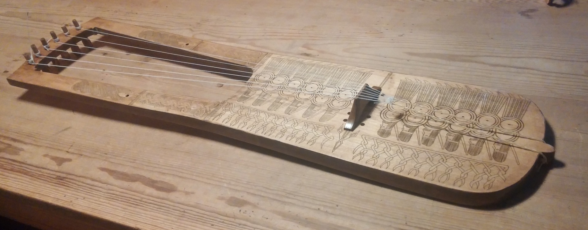 Trossingen lyre, Anglo Saxisk, frå år 500 e.kr